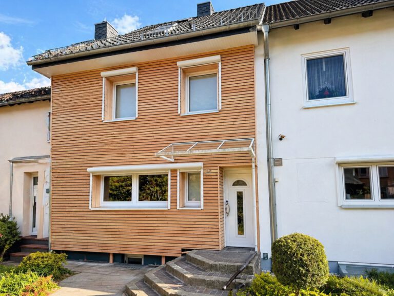 Hinterlüftete Holzfassade an einem Wohnhaus